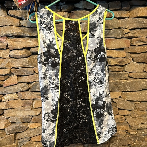 Studio Y size medium with lace back - Picture 2 of 3